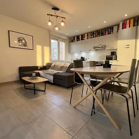 Apartment Comfortable, Cozy, Spacious, Close To Cathedral